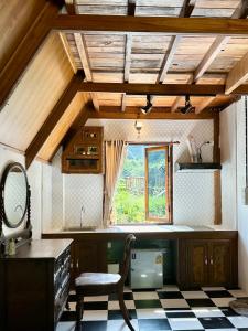 Kuchyň nebo kuchyňský kout v ubytování Ban Kaew Mo Ra Glamping & Restaurant