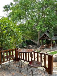 Zahrada ubytování Ban Kaew Mo Ra Glamping & Restaurant