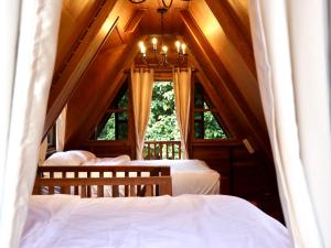 Postel nebo postele na pokoji v ubytování Ban Kaew Mo Ra Glamping & Restaurant