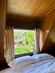 Postel nebo postele na pokoji v ubytování Ban Kaew Mo Ra Glamping & Restaurant