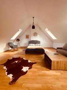 Un dormitorio con una cama y suelo de madera. en Śnieżkowe Love - dwupoziomowy apartament z garażem, en Karpacz
