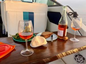 サンミゲル・デ・アボナにあるEVASIONのワイン2杯、テーブルの上にボトル1本