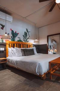 um quarto com uma cama grande e uma cabeceira em madeira em Selina Oaxaca em Oaxaca de Juárez