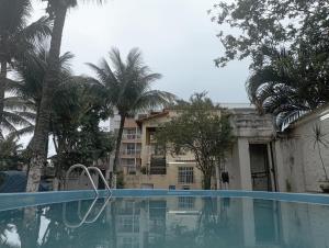 Swimmingpoolen hos eller tæt på Casa Família Planet Hostel casa completa para 8 pessoas
