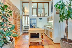 - une cuisine avec une table en bois et un évier dans l'établissement La Colina El Prado Condo with Hot Tub, Deck and Views, à El Prado