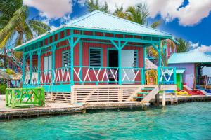 een huis op het water in het water bij King Lewey's Island Resort in Placencia Village