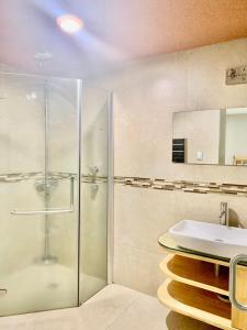 uma casa de banho com uma cabina de duche em vidro e um lavatório. em Hostal Boutique de Venecia em Cidade do México