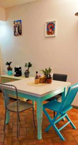 a table with two chairs and a table with plants on it at Athena soggiorno in San Piero a Sieve