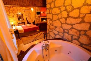 A bathroom at XENIOS ZEYS (ΞΕΝΙΟΣ ΖΕΥΣ) Még 29 kép