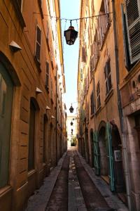 an empty alley way in an alley between buildings at #2 Studio # Place charmante in Toulon