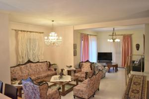 Ruang duduk di Comfortable Apartment Opposite The Park
