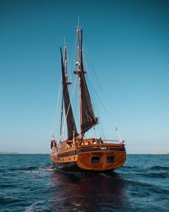 una barca di legno nell'oceano sull'acqua di Wooden Boat- La Goletta a Barcellona