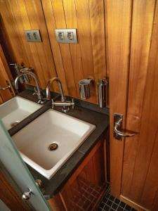 bagno con lavandino e piano di lavoro di Wooden Boat- La Goletta a Barcellona