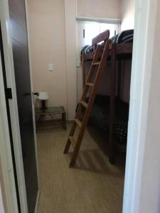 une chambre avec deux lits superposés et une échelle dans l'établissement Departamento de temporada para 6 personas, à Mar de Ajó