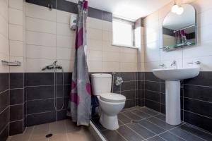 Koupelna v ubytování Aktaion Hotel + 37 fotografií