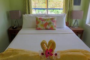 Un dormitorio con una cama con flores. en Casa Palma Placencia, en Placencia Village