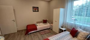 Kleines Zimmer mit einem Bett und einem Fenster in der Unterkunft Čepinskio in Kaunas