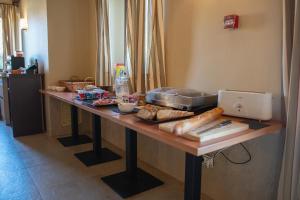 ein Tisch mit Brot und Essen darüber in der Unterkunft OLATZEA LANDA HOTELA in Arbizu