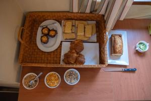 Arbizu的住宿－OLATZEA LANDA HOTELA，托盘,包括面包和其他食物