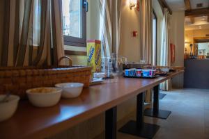 OLATZEA LANDA HOTELA في Arbizu: طاولة طويلة عليها أطباق من الطعام