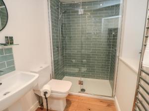 Un baño con ducha, inodoro y lavabo. en The Nook, en Whitby 25 fotos más