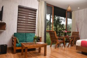 Ruang duduk di TREE6 WAYANAD