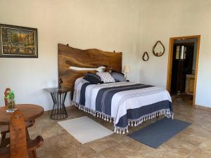 1 dormitorio con 1 cama grande y cabecero de madera en Villa Campestre La Soledad en Colón