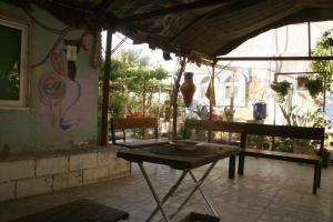 eine Terrasse mit 2 Stühlen und einem Tisch mit in der Unterkunft St.Jadoor Inn in Al Azraq ash Shamālī