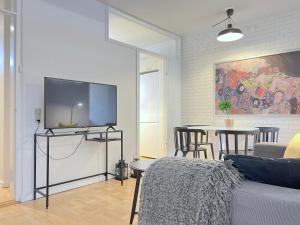 - un salon avec un canapé et une télévision dans l'établissement Three Bedroom Apartment In Valby, Langagervej 66,, à Copenhague