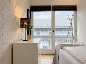 - une chambre avec un lit et une grande fenêtre dans l'établissement Three Bedroom Apartment In Valby, Langagervej 66,, à Copenhague