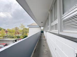 un balcon vide avec des murs et des fenêtres blancs dans l'établissement Three Bedroom Apartment In Valby, Langagervej 66,, à Copenhague