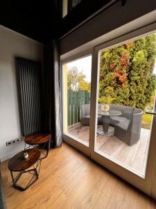 um quarto com uma grande porta de vidro deslizante com uma mesa em Appartment Pruhonice & terrace em Pruhonice