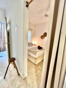 1 dormitorio con 1 cama en una habitación con pasillo en Casa Sabina 2 • Cosy Apt. with Wifi & TV, en Isla Holbox