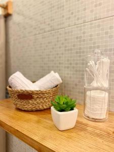 una barra de madera con una cesta de toallas y una botella de agua en Casa Sabina 2 • Cosy Apt. with Wifi & TV, en Isla Holbox