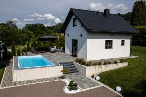 a house with a swimming pool in the yard at Domek Viking in Gródek Nad Dunajcem