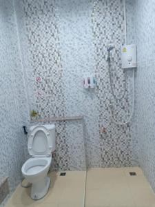 a bathroom with a toilet and a shower at Minton Resort มิลตั้น รีสอร์ท in Ban Kohong