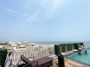 uma vista para uma piscina e para a praia em Hotel TBS ! PURI all-rooms-sea-view fully-air-conditioned-hotel with-lift-and-parking-facility breakfast-included em Puri
