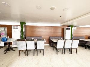 uma sala de jantar com mesa e cadeiras em Hotel TBS ! PURI all-rooms-sea-view fully-air-conditioned-hotel with-lift-and-parking-facility breakfast-included em Puri