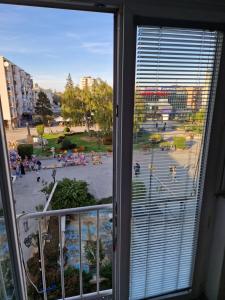 una finestra in un edificio con vista sul parco di City Square Apartment a Kumanovo