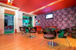 TV a/nebo společenská místnost v ubytování Aktaion Hotel