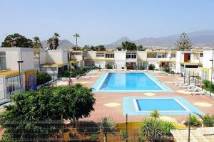 ariaal uitzicht op een resort met een zwembad bij Buenas Olas Tenerife in Costa Del Silencio