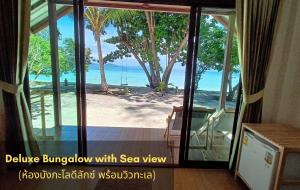 クラダン島にあるKradan Beach Resortのスライド式ガラスドアが備わる客室で、ビーチの景色を望めます。