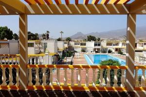 een balkon met uitzicht op een zwembad bij Buenas Olas Tenerife in Costa Del Silencio