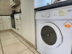 eine weiße Waschmaschine in der Küche in der Unterkunft San Lameer 3125 by Top Destinations Rentals in Southbroom
