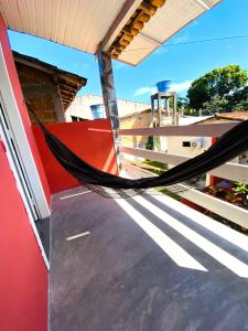 a hammock on the side of a building at Hospedaria Mucugê - na principal rua da cidade, Rua do Mucugê - Arraial d'Ajuda in Arraial d'Ajuda