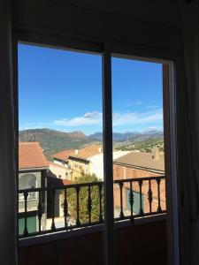 una vista desde la ventana de una habitación en El Mirador de Sierra Mágina entre Granada y Jaén, en Noalejo