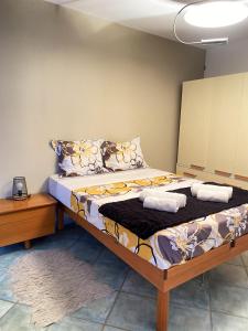 een slaapkamer met een bed met handdoeken erop bij Appartement de 2 chambres avec vue sur la mer jardin clos et wifi a Nice a 4 km de la plage in La Ciotat
