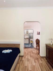 een slaapkamer met een bed en een hal met een keuken bij avlabari in Tbilisi City