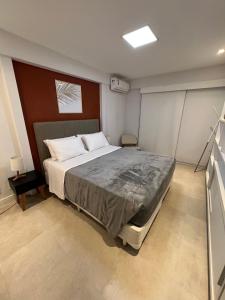 sypialnia z dużym łóżkiem w pokoju w obiekcie Ipanema Flat - Vieira Souto 500 w mieście Rio de Janeiro
