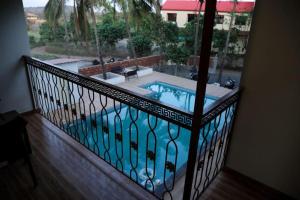 Mokalbaug Beach Resort内部或周边的泳池